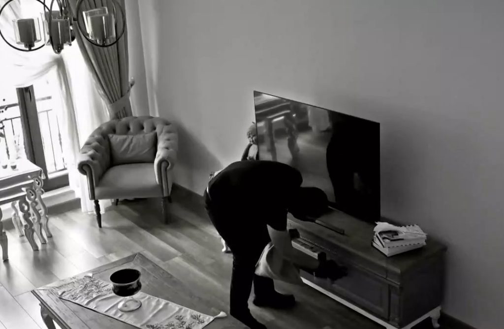 Βίντεο ντοκουμέντο θρασύτατης διάρρηξης στον Πειραιά – Πώς σταμπάρουν τα σπίτια στόχους