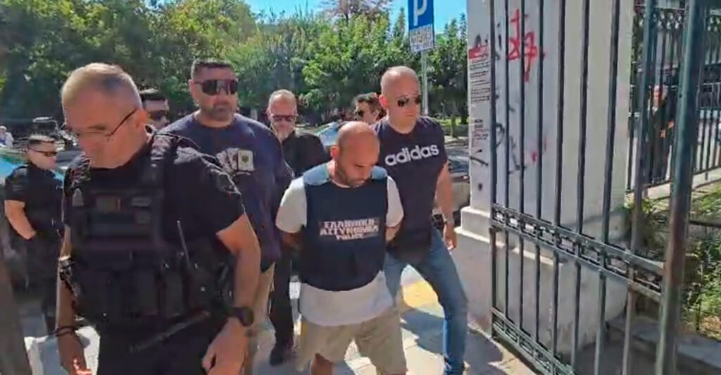 Βόλος: Εφτασε στον εισαγγελέα ο 40χρονος συζυγοκτόνος – Δείτε βίντεο