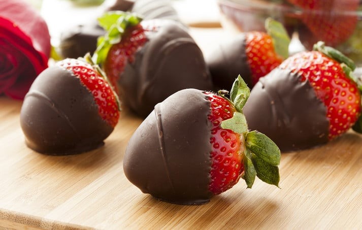 Φράουλες με σοκολάτα – Το πιο εύκολο γλυκό που έχετε φτιάξει ποτέ