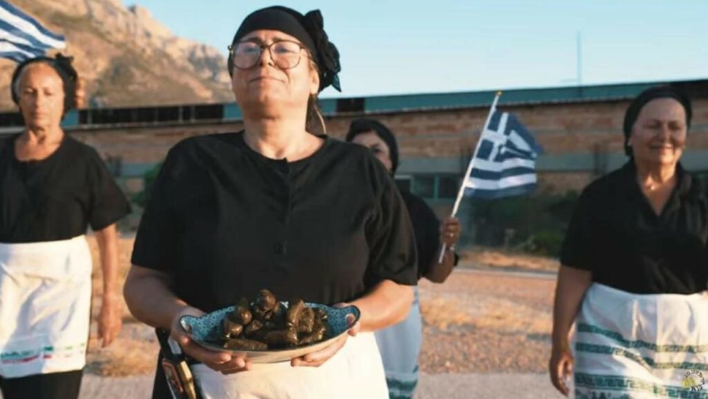 Οι viral γιαγιάδες της Κρήτης επέστρεψαν: Τα ντολμαδάκια, το σκάνδαλο του ΟΠΕΚΕΠΕ, ο Τζεφ Μπέζος και το παράνομο ζευγάρι