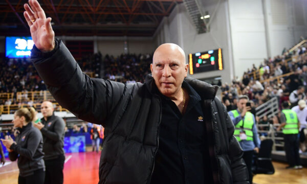 Ο Νίκος Γκάλης ξεσπά για ΑΙ video που τον δείχνει σε αναπηρικό αμαξίδιο