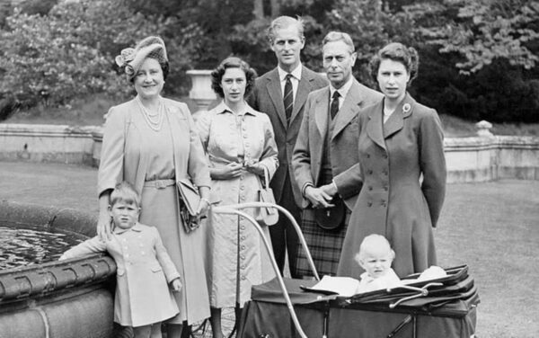 Βρετανία: Στην δημοσιότητα άγνωστες φωτογραφίες της βασιλικής οικογένειας – Ο μικρός Κάρολος και η χαμογελαστή Ελισάβετ σε διακοπές