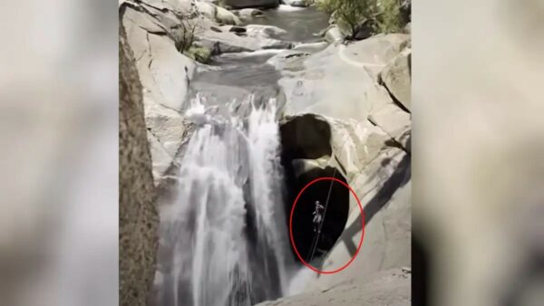 Παρέμεινε εγκλωβισμένος πίσω από καταρράκτη της Καλιφόρνια για 2 ημέρες: Δείτε βίντεο από τη δραματική διάσωσή του