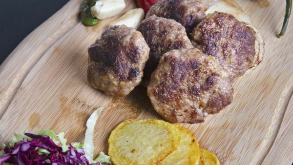 Συνταγή για παραδοσιακούς κεφτέδες της ταβέρνας