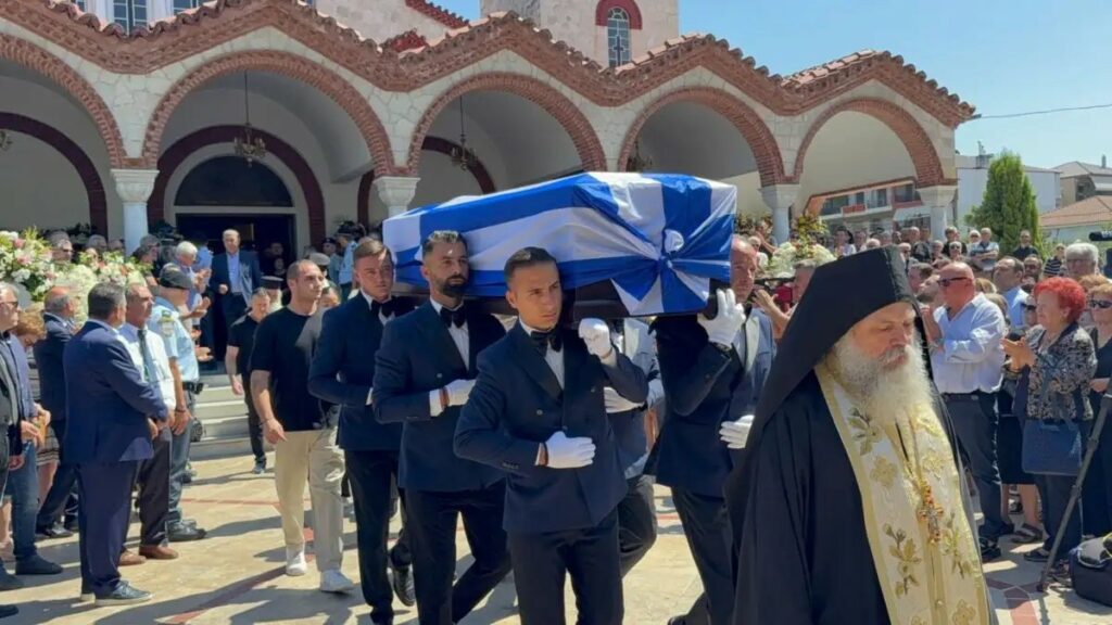 Απόστολος Βεσυρόπουλος: Πλήθος κόσμου στο τελευταίο αντίο – Με την ελληνική σημαία το φέρετρο