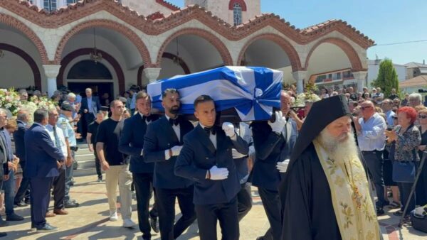 Απόστολος Βεσυρόπουλος: Πλήθος κόσμου στο τελευταίο αντίο – Με την ελληνική σημαία το φέρετρο