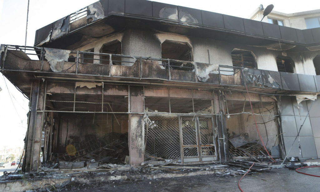 Νεκρός στο Κορωπί: Παρανάλωμα του πυρός το κατάστημα – Αυτοκίνητο προσέκρουσε και έγινε έκρηξη