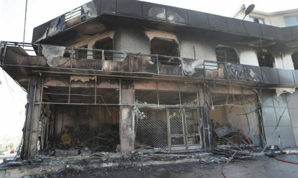 Νεκρός στο Κορωπί: Παρανάλωμα του πυρός το κατάστημα – Αυτοκίνητο προσέκρουσε και έγινε έκρηξη