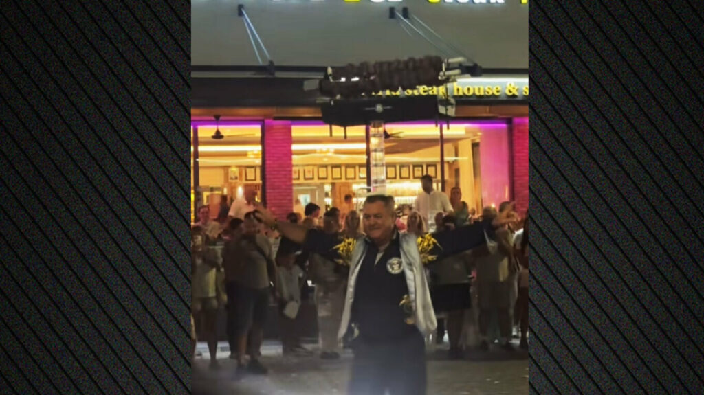 Άνδρας στην Κύπρο χορεύει φορώντας στο κεφάλι μία… ψησταριά με κοντοσούβλια που ψήνονται – Δείτε βίντεο