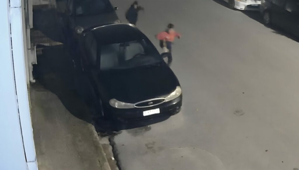 Λάρισα: «Άγρια» νύχτα και πάλι στη Νέα Σμύρνη – Αγέλη νεαρών «έσπαγε» αυτοκίνητα για… πλάκα!