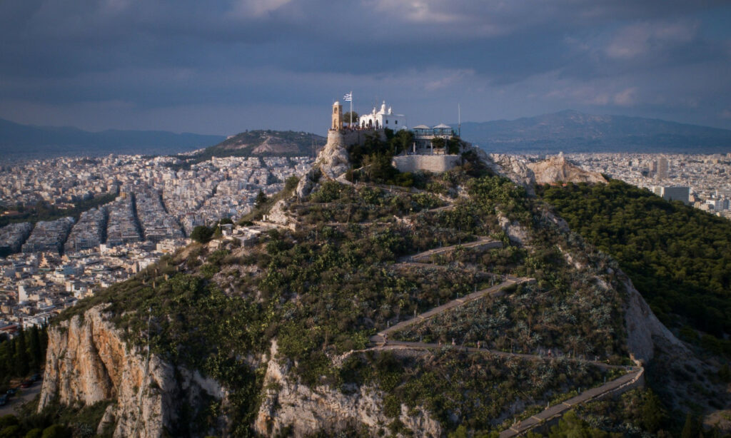 Σοβαρό ατύχημα στο Λυκαβηττό: Τουρίστας έπεσε στο κενό – Τι αναφέρουν μάρτυρες