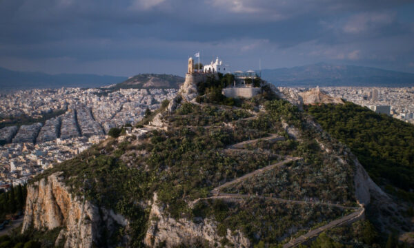 Σοβαρό ατύχημα στο Λυκαβηττό: Τουρίστας έπεσε στο κενό – Τι αναφέρουν μάρτυρες