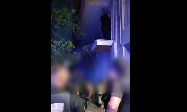 Καμίνια: Παίρνουν το παιδί που κλείδωσαν στο μπαλκόνι από τη μητέρα – Μεταφέρεται στον πατέρα