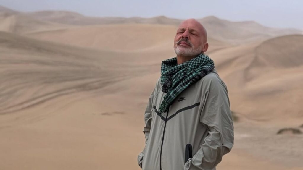 Ο Νίκος Μουτσινάς φωτογραφίζεται στους αμμόλοφους της Ναμίμπια