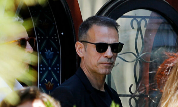 Αλεξάνδρα Νικολαΐδου: Συντετριμμένος ο Ντέμης Νικολαΐδης στην κηδεία της συντρόφου του