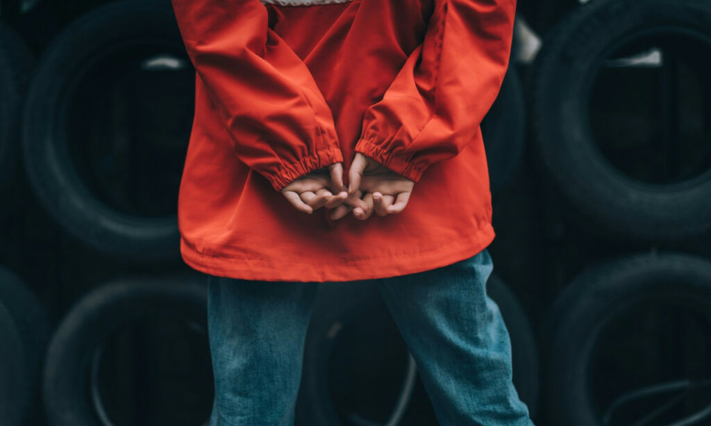 Παραβατικότητα ανηλίκων: Θεωρούν «τρόπαιο» την προσαγωγή τους – Καταρρέουν όταν πάρεις το κινητό