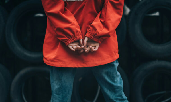 Παραβατικότητα ανηλίκων: Θεωρούν «τρόπαιο» την προσαγωγή τους – Καταρρέουν όταν πάρεις το κινητό