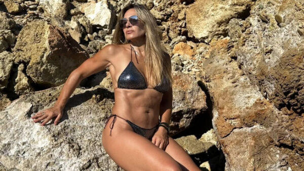 Η Ελένη Πετρουλάκη φωτογραφήθηκε με μαγιό χωρίς ρετούς: Αυτό το σώμα είναι ιστορία, λέει