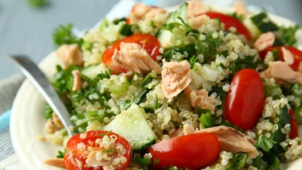 Συνταγή για σαλάτα με λευκή κινόα και σολομό
