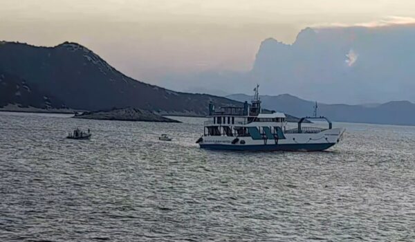 Νέα Στύρα: Το πλοίο παραμένει κολλημένο σε ξέρα – Σε Μαρμάρι και Κάρυστο διανυκτέρευσαν οι επιβάτες
