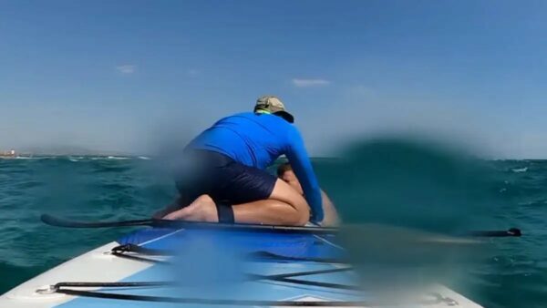 Θεσσαλονίκη: Συγκλονίζει ο άνδρας που διέσωσε πατέρα και 2 παιδιά που παρασύρθηκαν από τα κύματα – «Δεν μπορούσε να αναπνεύσει, ήταν σε σοκ»