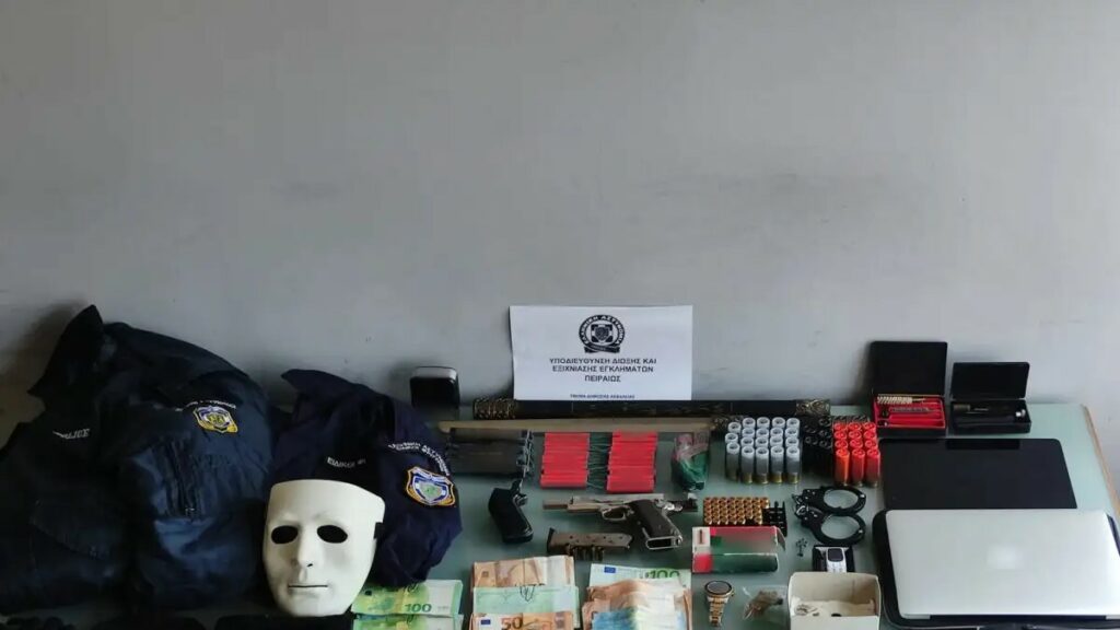 Ταύρος: Συνελήφθη 38χρονος για ενδοοικογενειακή βία – Κατασχέθηκαν πάνω από 8.000 ευρώ, κροτίδες και ένα σπαθί