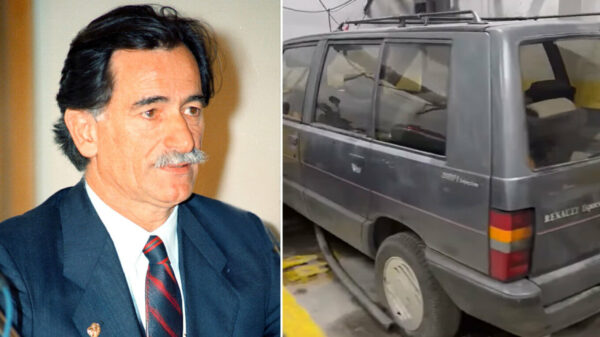 Ξεχασμένο για δεκαετίες το αυτοκίνητο του Αντώνη Τρίτση στο γκαράζ του Δήμου Αθηναίων, δείτε βίντεο