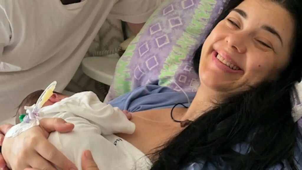 Άννα Τσουκαλά: Η ηθοποιός έγινε πρώτη φορά μητέρα στα 50 της χρόνια– Η φωτογραφία από το μαιευτήριο με τον γιο της