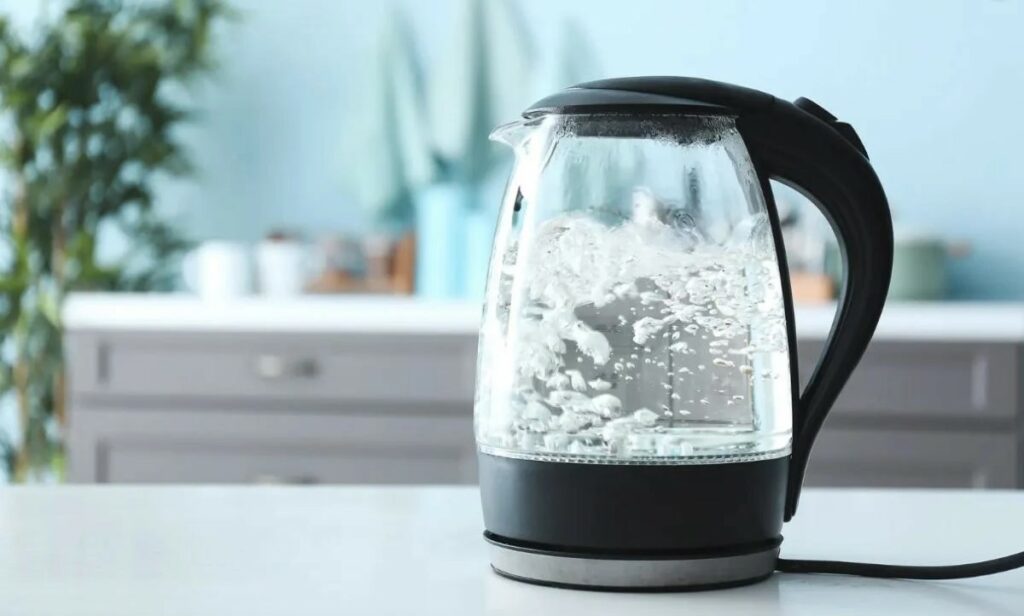 Σοκ: 12χρονος έριξε καυτό νερό στον 9χρονο αδελφό του την ώρα που κοιμόταν – Συμμετείχε σε διαδικτυακή πρόκληση