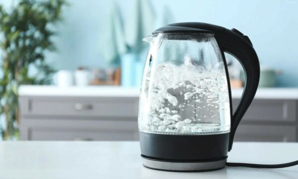 Σοκ: 12χρονος έριξε καυτό νερό στον 9χρονο αδελφό του την ώρα που κοιμόταν – Συμμετείχε σε διαδικτυακή πρόκληση