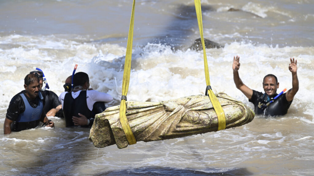 Στην επιφάνεια της θάλασσας μετά από 2.000 χρόνια αγάλματα από την βυθισμένη πόλη των Πτολεμαίων στην Αλεξάνδρεια – Δείτε βίντεο