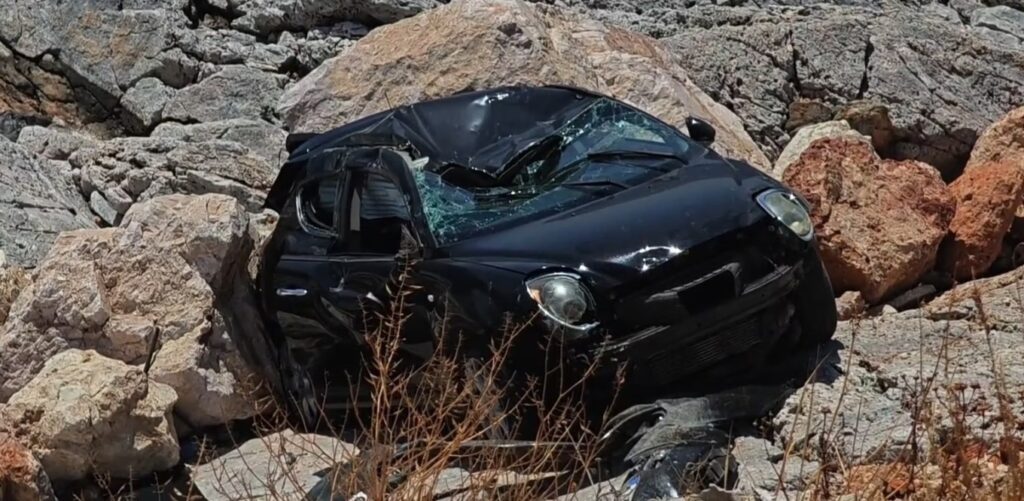 Αυτοκίνητο έπεσε σε γκρεμό κοντά στις «τρύπες του Καραμανλή» στη Βάρη – Είχε τις αισθήσεις της η 60χρονη οδηγός