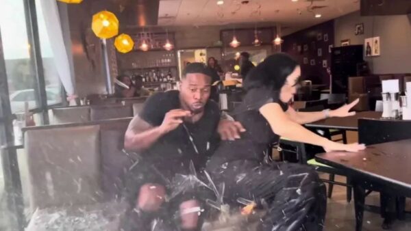 Βίντεο: Αυτοκίνητο έπεσε πάνω σε εστιατόριο την ώρα που vloggers δοκίμαζαν πιάτα – «Θα μπορούσε να ήταν το τελευταίο μας γεύμα»