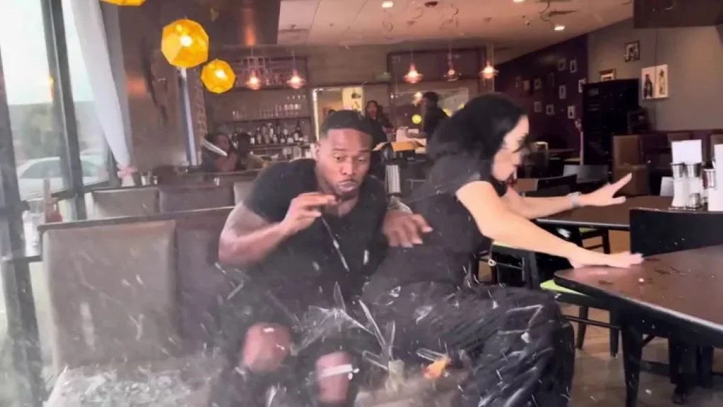 Βίντεο: Αυτοκίνητο έπεσε πάνω σε εστιατόριο την ώρα που vloggers δοκίμαζαν πιάτα – «Θα μπορούσε να ήταν το τελευταίο μας γεύμα»