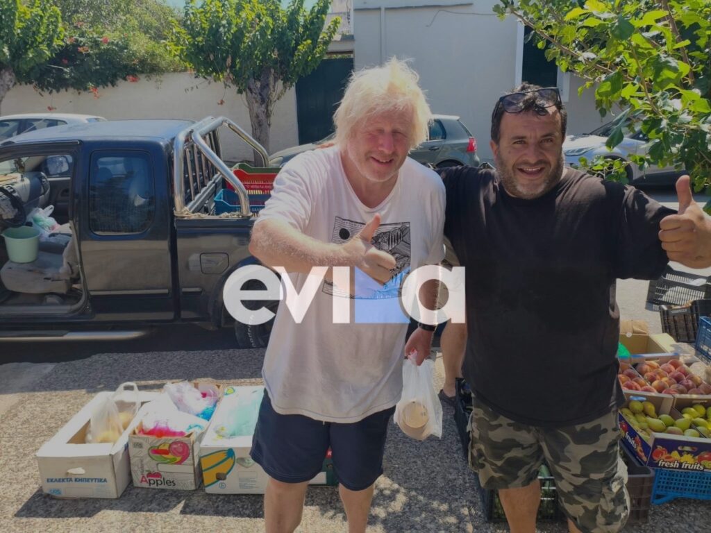 Ο Μπόρις Τζόνσον κάνει διακοπές στην Κάρυστο και ψώνισε από πλανόδιο μανάβη
