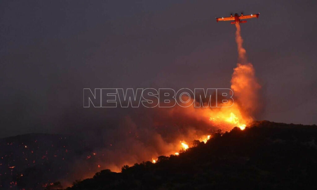 Κόβει την ανάσα η φωτογραφία Canadair σε νυχτερινή ρίψη νερού – H σπάνια και τολμηρή επιχείρηση