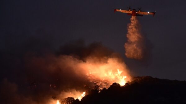 Η ηρωική πτήση πιλότου Canadair που έκανε νυχτερινή ρίψη νερού στην Κερατέα – Βίντεο και φωτογραφίες