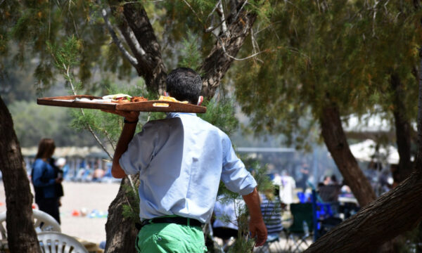 Πώς αμείβεται η αργία του Δεκαπενταύγουστου – Τι πρέπει να γνωρίζουν οι εργαζόμενοι