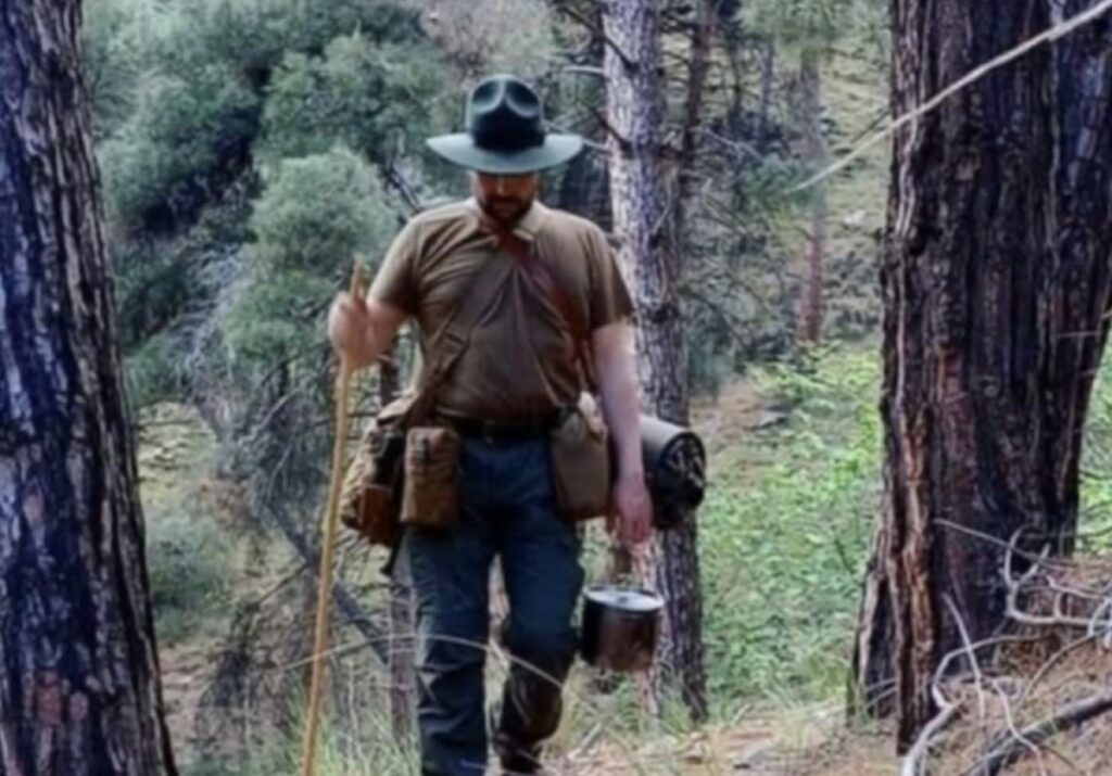 Λάρισα: Αυτός είναι ο ερημίτης του Κισσάβου εδώ και 20 χρόνια – Ένας τοπικός Ιντιάνα Τζόουνς