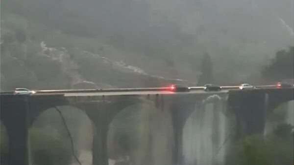 Ιταλία: Ανατριχιαστικό βίντεο από γέφυρα στη Σικελία να καταρρέει την ώρα που περνάνε από πάνω της αυτοκίνητα