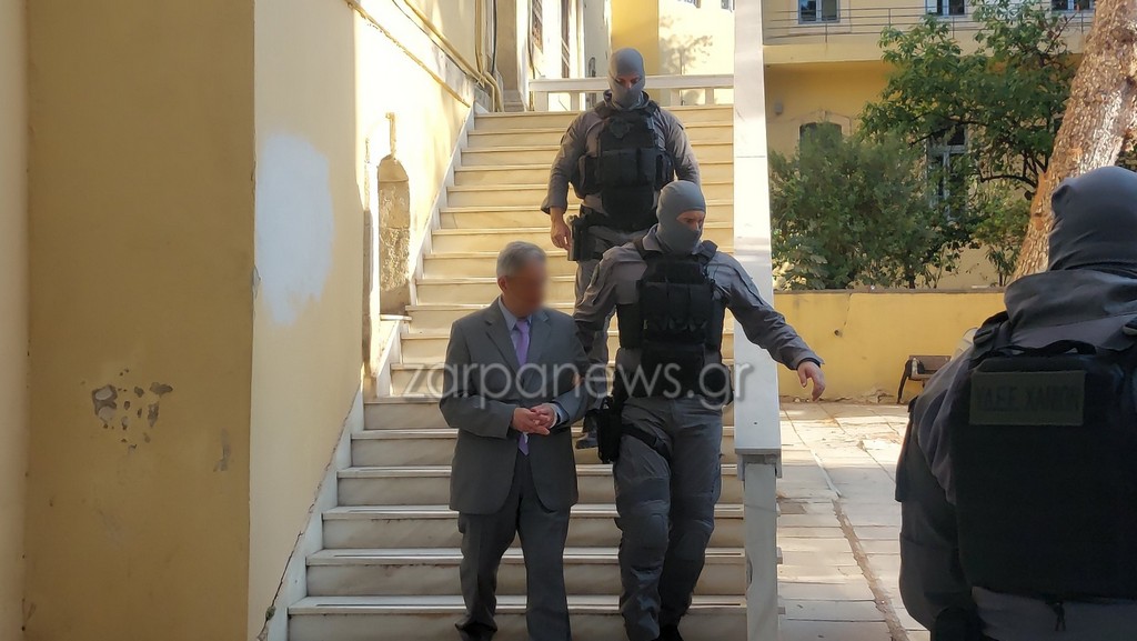 Τον δρόμο για τη φυλακή πήρε ο γιατρός της κατασκήνωσης που κατηγορείται για ασέλγεια- Βίντεο