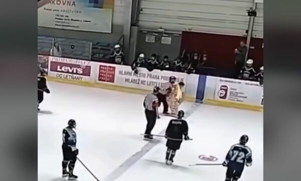 «Ντου» μάνας με βρισιές και χειρονομίες σε αγώνας χόκεϊ για να υπερασπιστεί τον γιο της