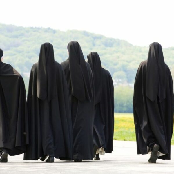 Τρίκαλα: Αφαίρεσαν δίπλωμα από καλόγρια γιατί μιλούσε στο τηλέφωνο την ώρα που οδηγούσε