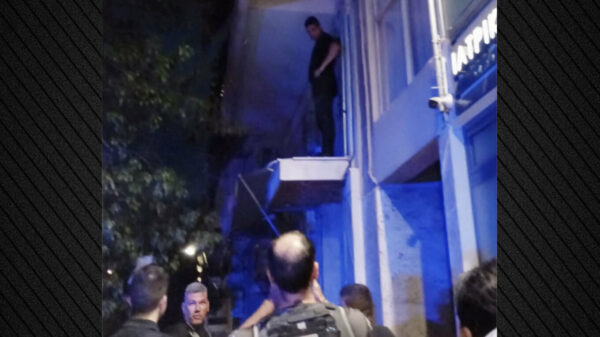 «Είμαι κλειδωμένος, δεν είναι κανείς εδώ» φώναζε με λυγμούς ο 5χρονος στα Καμίνια – Η περιγραφή της γυναίκας που κάλεσε την αστυνομία