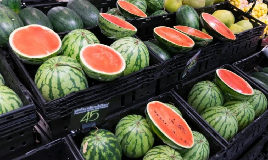 Ειδικός προειδοποιεί: Δεν πρέπει να αγοράζετε καρπούζια και πεπόνια αν έχουν ήδη κοπεί έτσι
