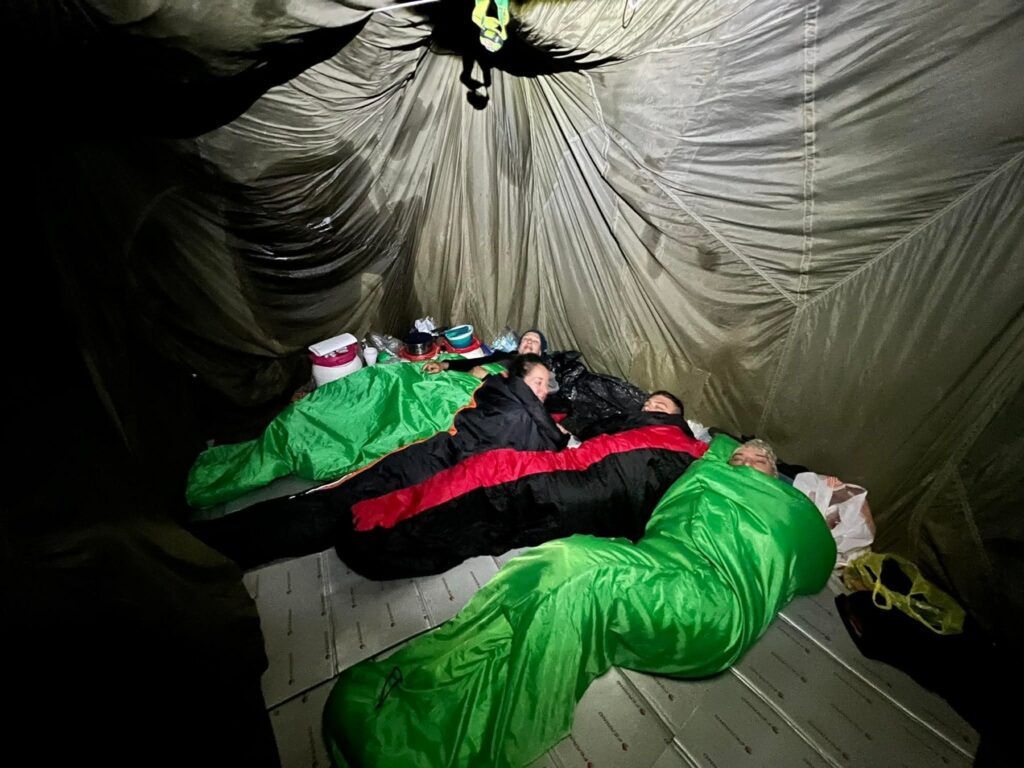 Χανιά – Κατασκήνωση στα 650 μέτρα κάτω από την επιφάνεια της γης, με κουβέρτες, κατσαρολικά και wi-fi! – Τι είδαν οι ερευνητές στα άδυτα του βαθύτερου σπηλαίου της Ελλάδας (Φωτογραφίες και Βίντεο)