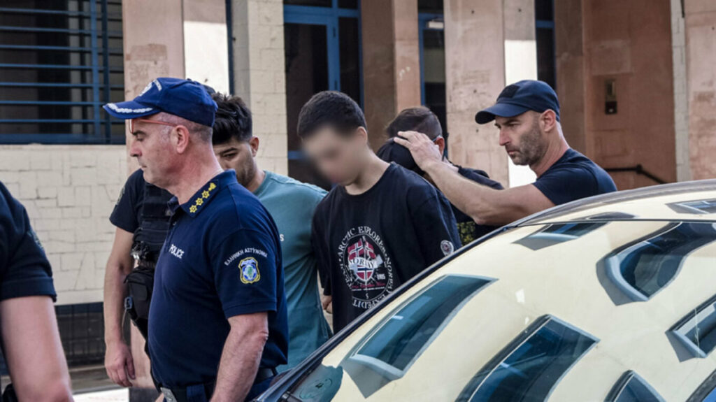 «Κάψατε την Πάτρα, ντροπή σας» – Εξαγριωμένοι πολίτες κινήθηκαν κατά των κατηγορούμενων για εμπρησμό έξω από τα δικαστήρια, δείτε βίντεο