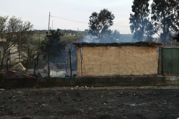 Φωτιά στην Κερατέα: Μόνος, χωρίς ρεύμα και νερό, ζούσε ο 76χρονος που απανθρακώθηκε