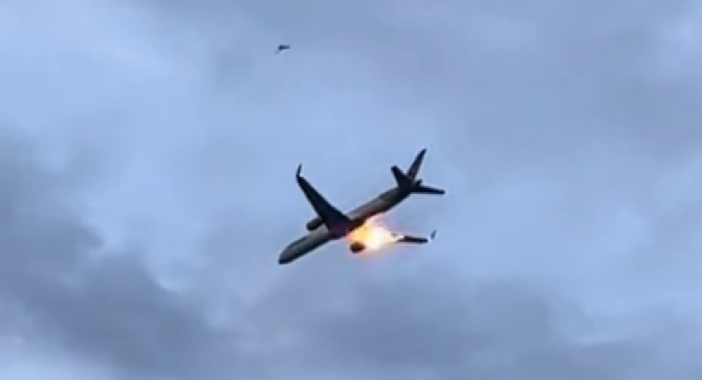 Συγκλονιστικό βίντεο από την έκρηξη κινητήρα αεροσκάφους πάνω από την Κέρκυρα – Τι σημαίνει ένα τέτοιο συμβάν για την ασφάλεια των επιβατών