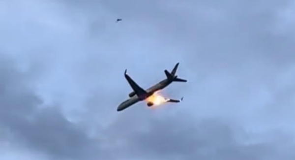 Συγκλονιστικό βίντεο από την έκρηξη κινητήρα αεροσκάφους πάνω από την Κέρκυρα – Τι σημαίνει ένα τέτοιο συμβάν για την ασφάλεια των επιβατών